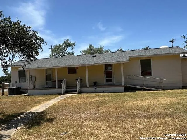 702 Esplanade Karnes City, TX 78118