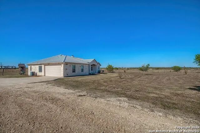 240 Glory Lane Marion, TX 78124