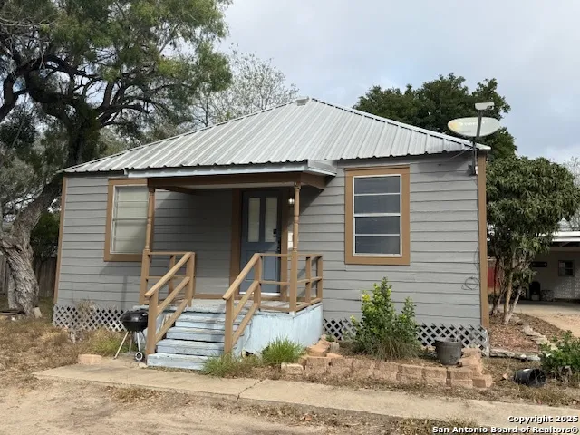 305 E Thornton St Three Rivers, TX 78071
