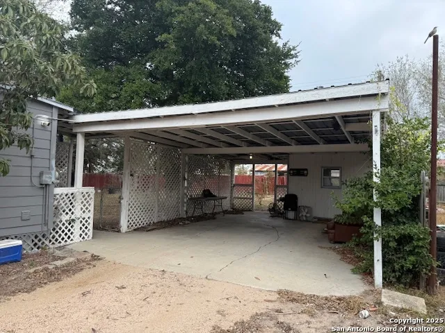 305 E Thornton St Three Rivers, TX 78071
