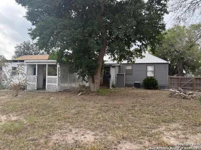 305 E Thornton St Three Rivers, TX 78071