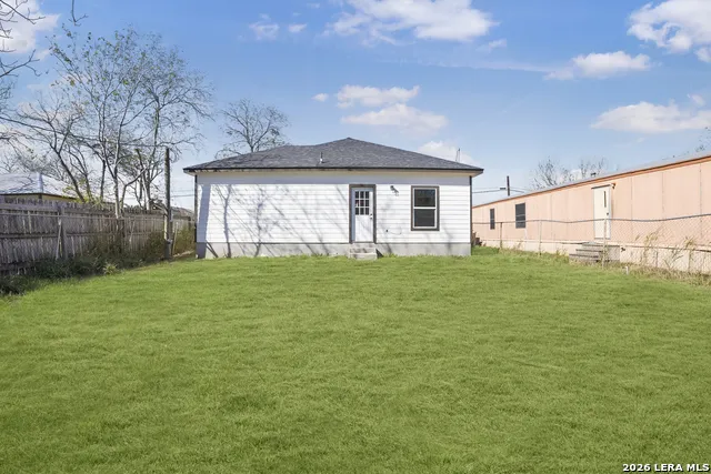 804 Peach Jourdanton, TX 78026