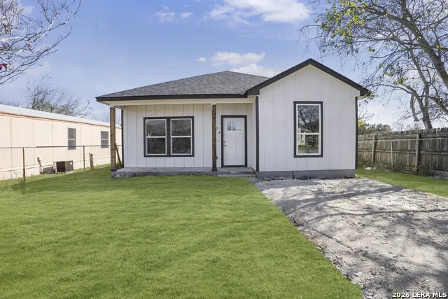 804 Peach Jourdanton, TX 78026