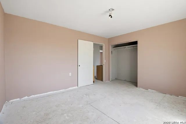 11515 Ford Adkins, TX 78101