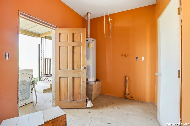 11515 Ford Adkins, TX 78101