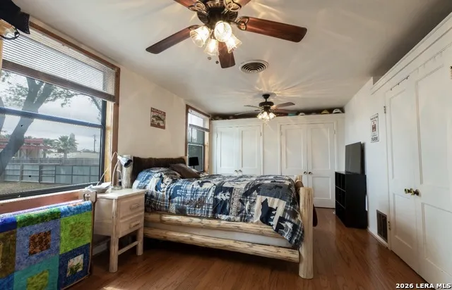 110 W BENTON AVE Devine, TX 78016