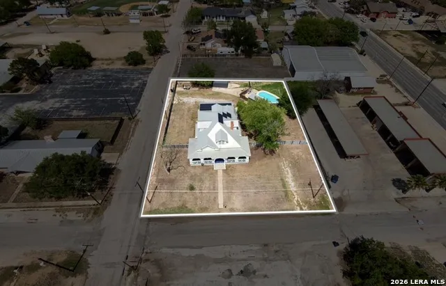 110 W BENTON AVE Devine, TX 78016