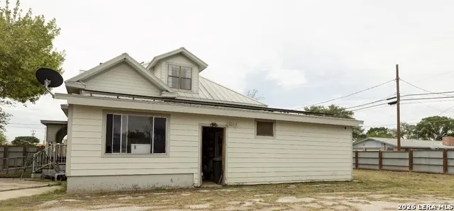 110 W BENTON AVE Devine, TX 78016