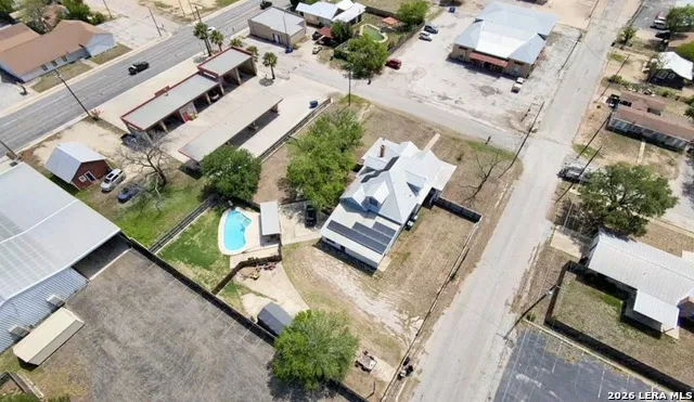 110 W BENTON AVE Devine, TX 78016