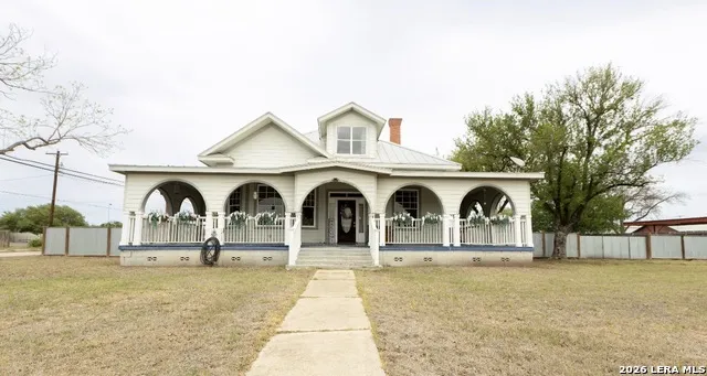 110 W BENTON AVE Devine, TX 78016