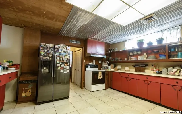 110 W BENTON AVE Devine, TX 78016