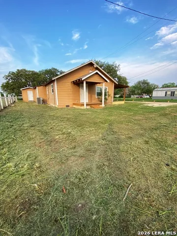 1311 PINE ST. Floresville, TX 78114