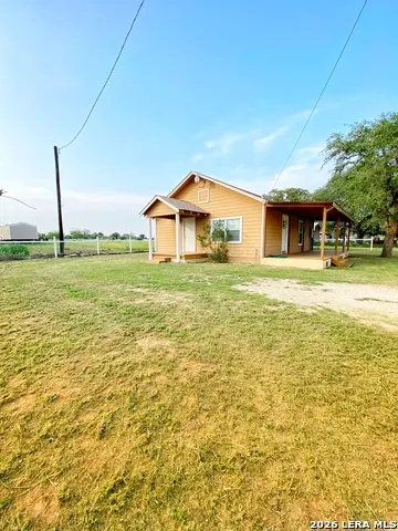 1311 PINE ST. Floresville, TX 78114