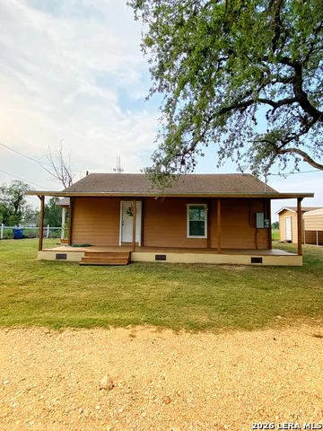 1311 PINE ST. Floresville, TX 78114