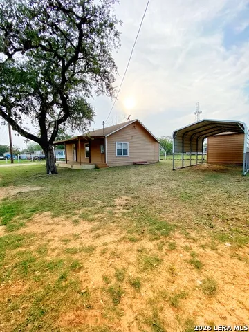 1311 PINE ST. Floresville, TX 78114