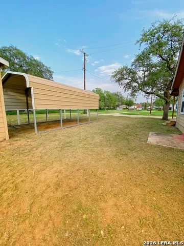 1311 PINE ST. Floresville, TX 78114