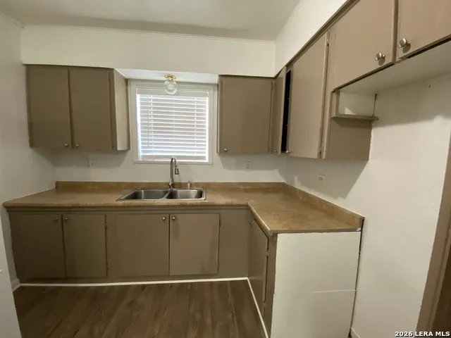 1311 PINE ST. Floresville, TX 78114