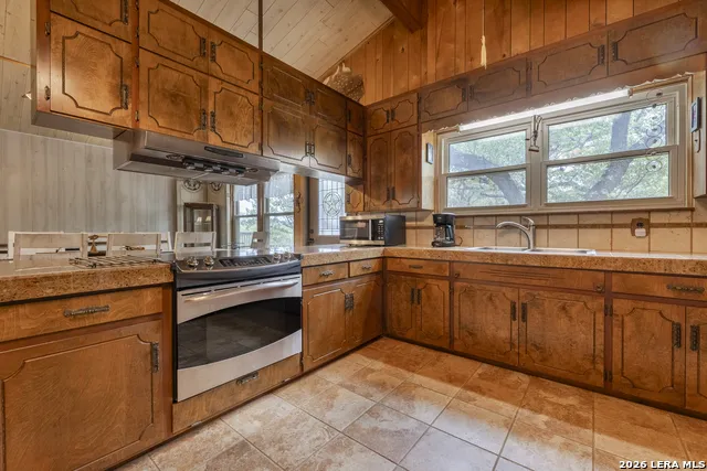 896 Rocky Creek Rd Medina, TX 78055