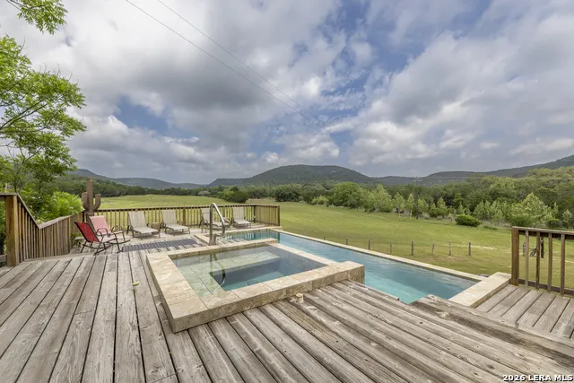 896 Rocky Creek Rd Medina, TX 78055