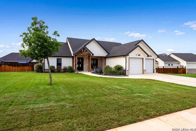 156 Woodbridge Dr La Vernia, TX 78121