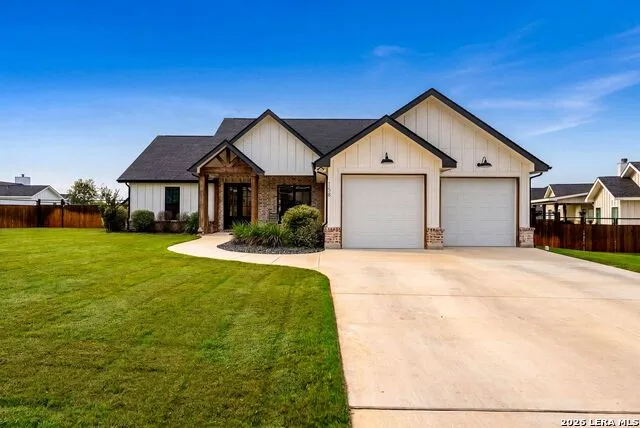 156 Woodbridge Dr La Vernia, TX 78121
