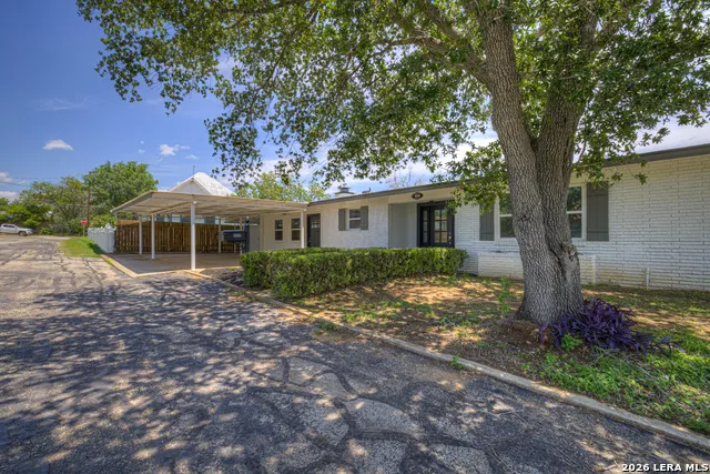 1006 Pecan Floresville, TX 78114