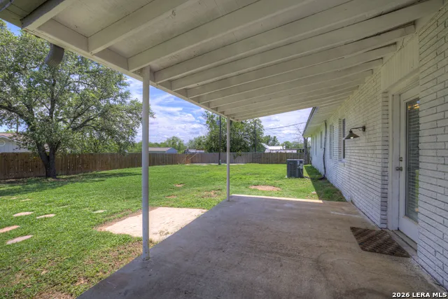 1006 Pecan Floresville, TX 78114