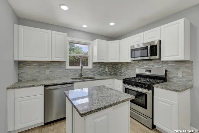 1006 Pecan Floresville, TX 78114