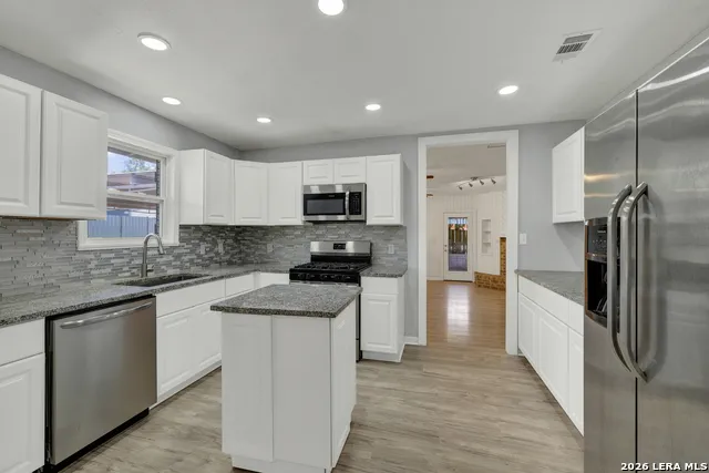 1006 Pecan Floresville, TX 78114