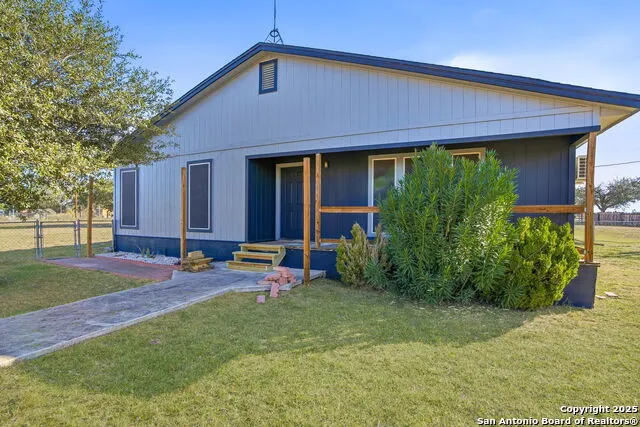 1037 county road 7711 Devine, TX 78016