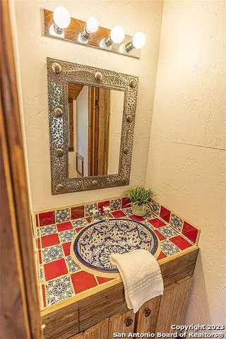 606 Canyon Oaks Dr Concan, TX 78838