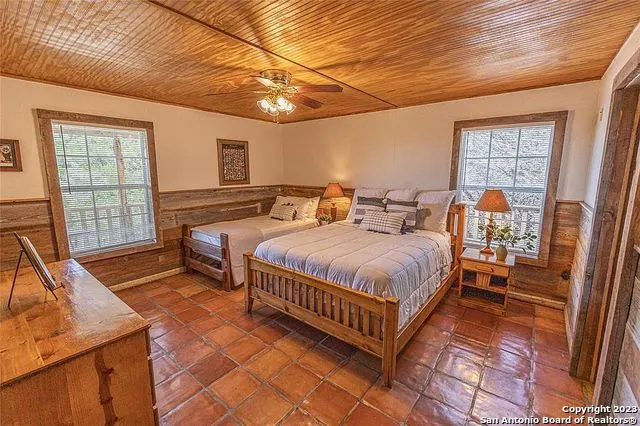 606 Canyon Oaks Dr Concan, TX 78838