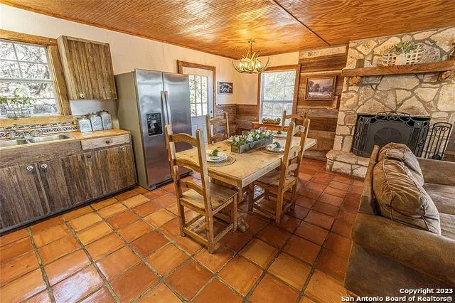 606 Canyon Oaks Dr Concan, TX 78838