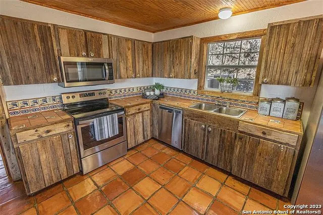 606 Canyon Oaks Dr Concan, TX 78838