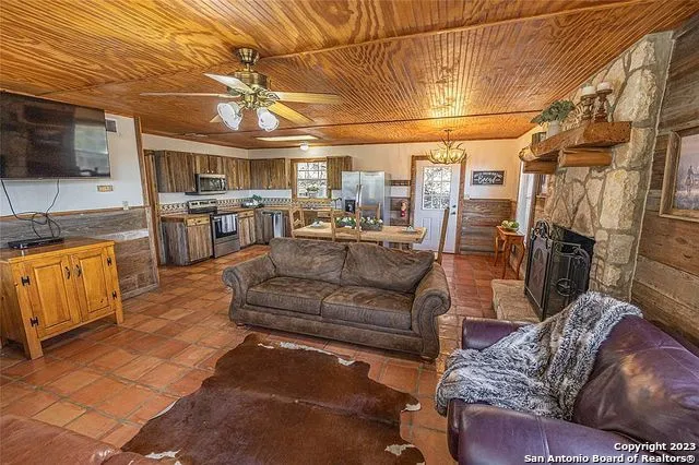 606 Canyon Oaks Dr Concan, TX 78838
