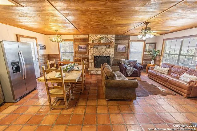 606 Canyon Oaks Dr Concan, TX 78838