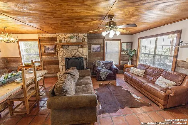 606 Canyon Oaks Dr Concan, TX 78838