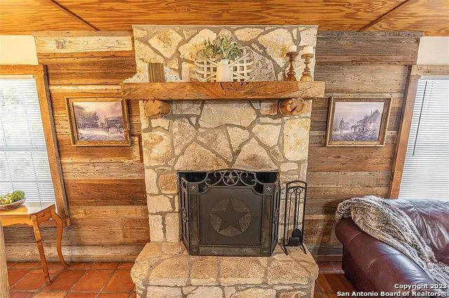 606 Canyon Oaks Dr Concan, TX 78838