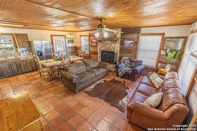 606 Canyon Oaks Dr Concan, TX 78838