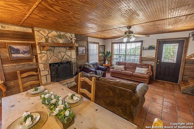 606 Canyon Oaks Dr Concan, TX 78838