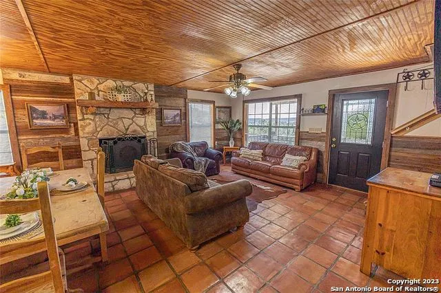 606 Canyon Oaks Dr Concan, TX 78838