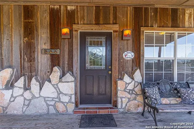 606 Canyon Oaks Dr Concan, TX 78838