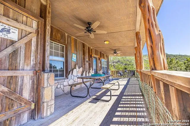 606 Canyon Oaks Dr Concan, TX 78838
