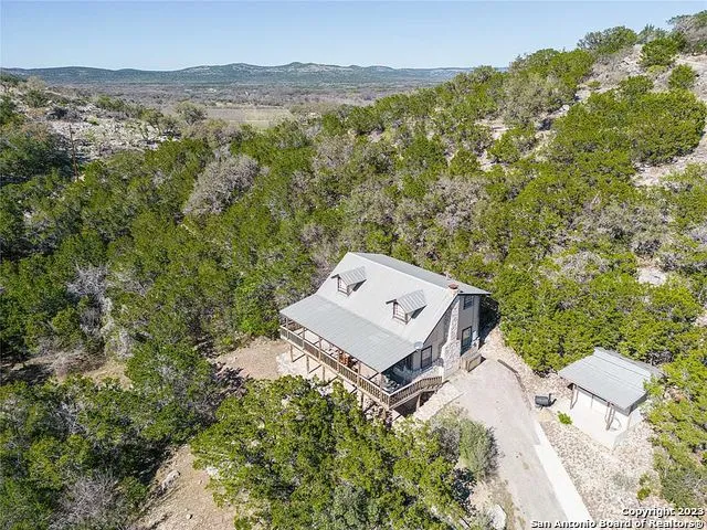 606 Canyon Oaks Dr Concan, TX 78838