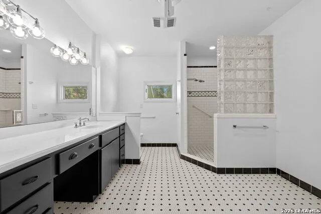 253 E Edgewood Pl Alamo Heights, TX 78209