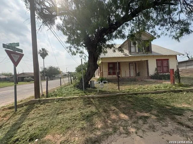 300 N 10th Carrizo Springs, TX 78834