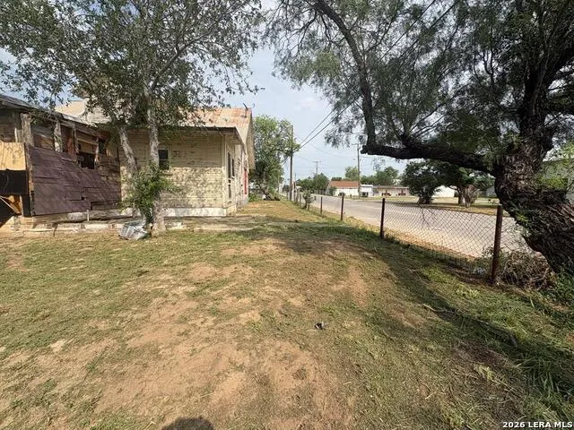 300 N 10th Carrizo Springs, TX 78834