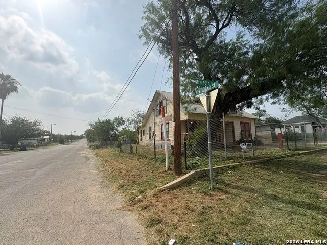 300 N 10th Carrizo Springs, TX 78834