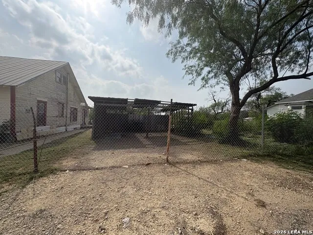 300 N 10th Carrizo Springs, TX 78834