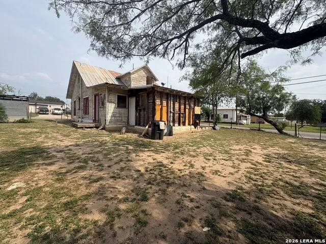 300 N 10th Carrizo Springs, TX 78834